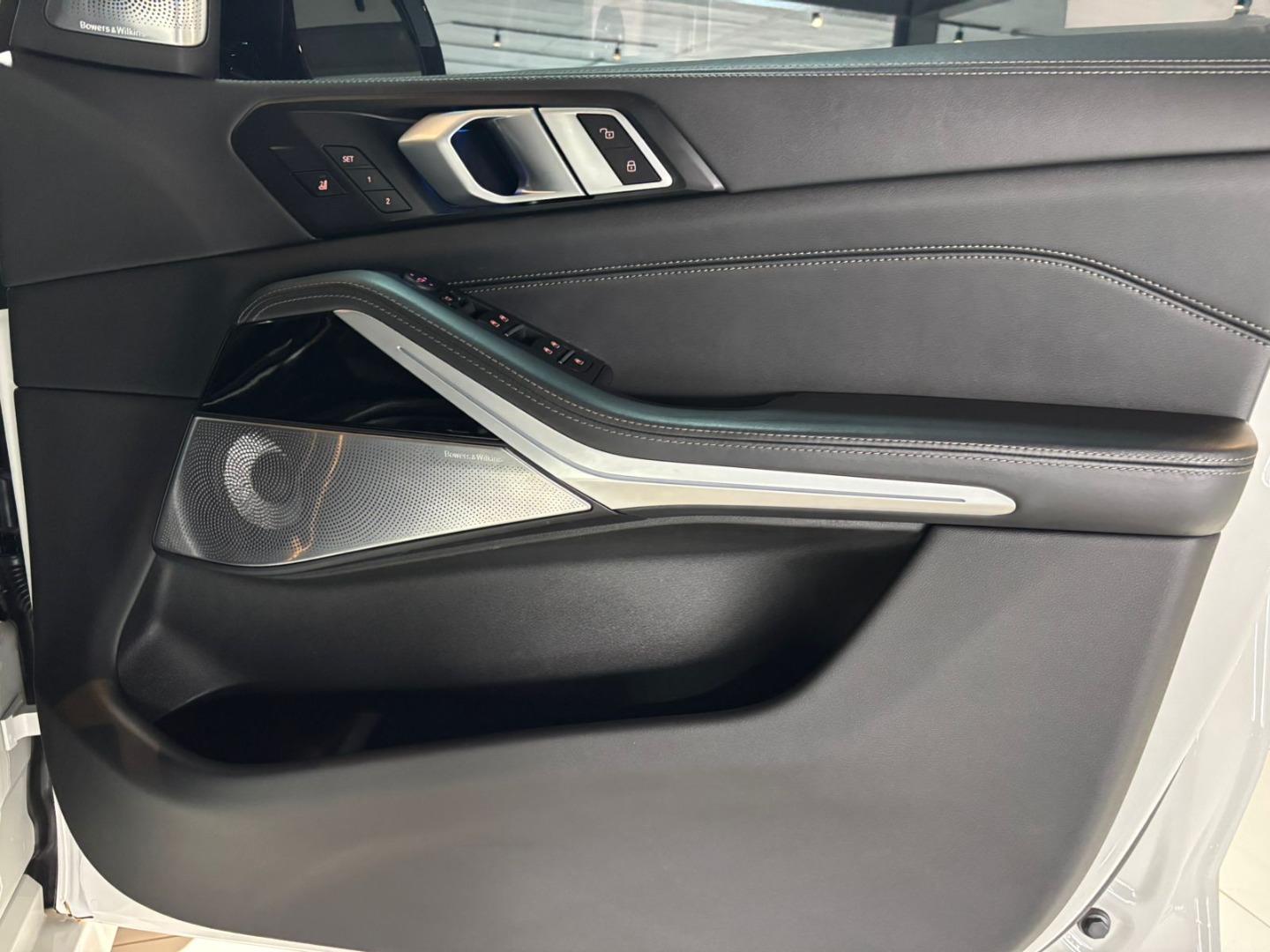 2023 BMW X5 M60i